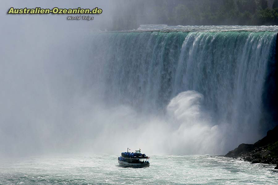 boat at Horseshoe Falls