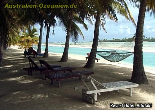 Liegestühle am schattigen Strand