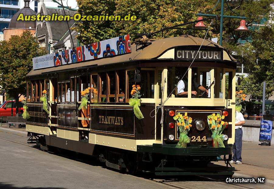 mit Blumen verzierte historische Straßenbahn
