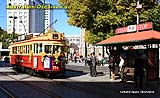 Tram vor Straßenbahnhaltestelle