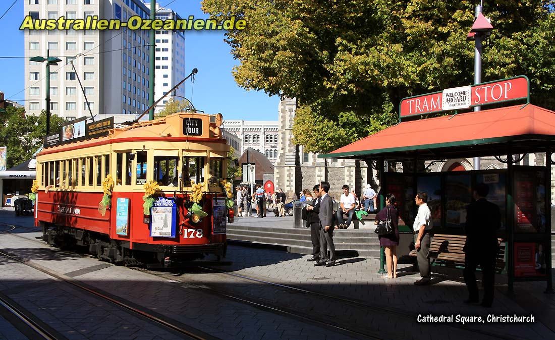 Straßenbahn vor der Haltestelle am Square