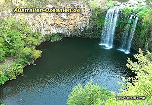 Schwimmer am Wasserfall