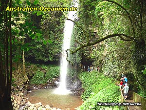 Wanderer hinter einem Wasserfall