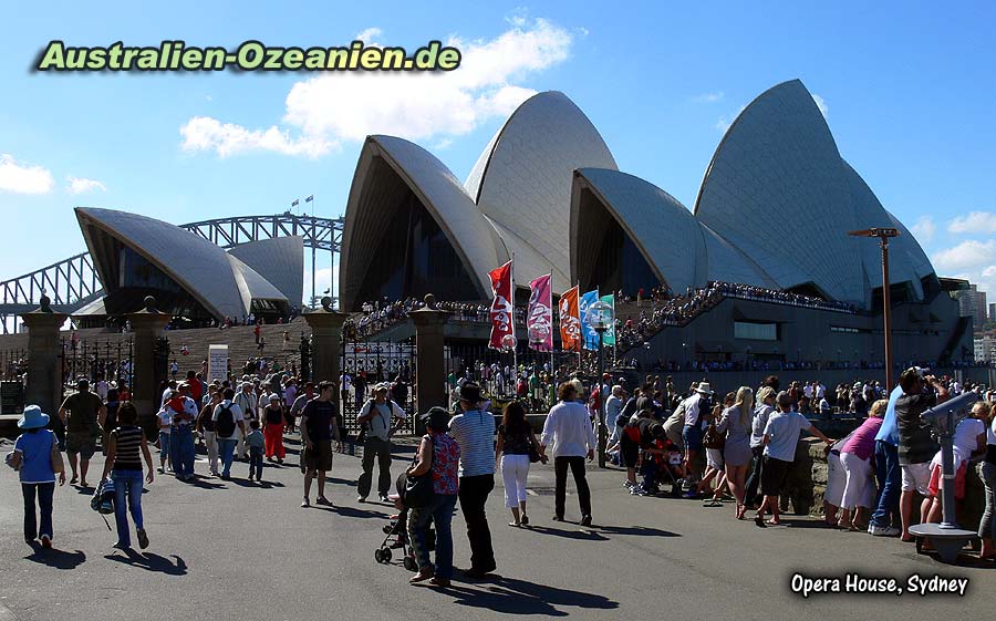 hunderte von Touristen am Opera House