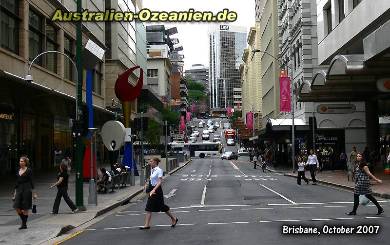 Straße und Passanten in der Innenstadt