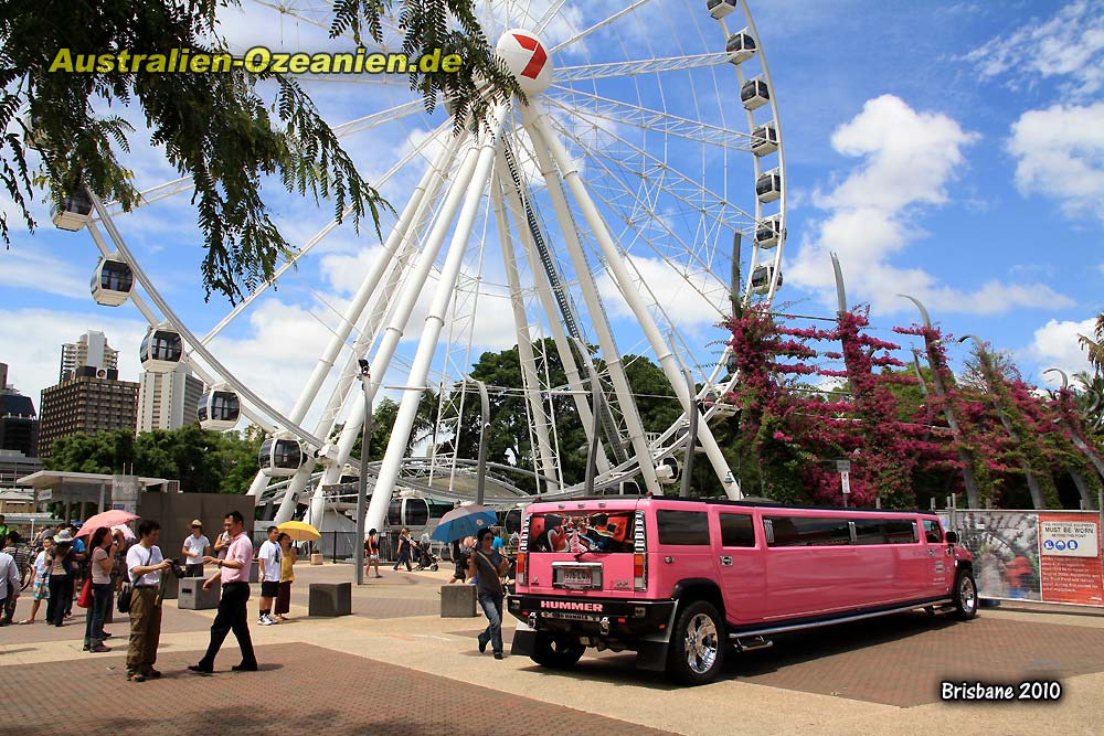 Riesenrad und ein pinkfarbener streched Hummer