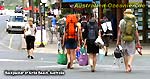 Backpacker in der Hauptstraße von Airlie Beach