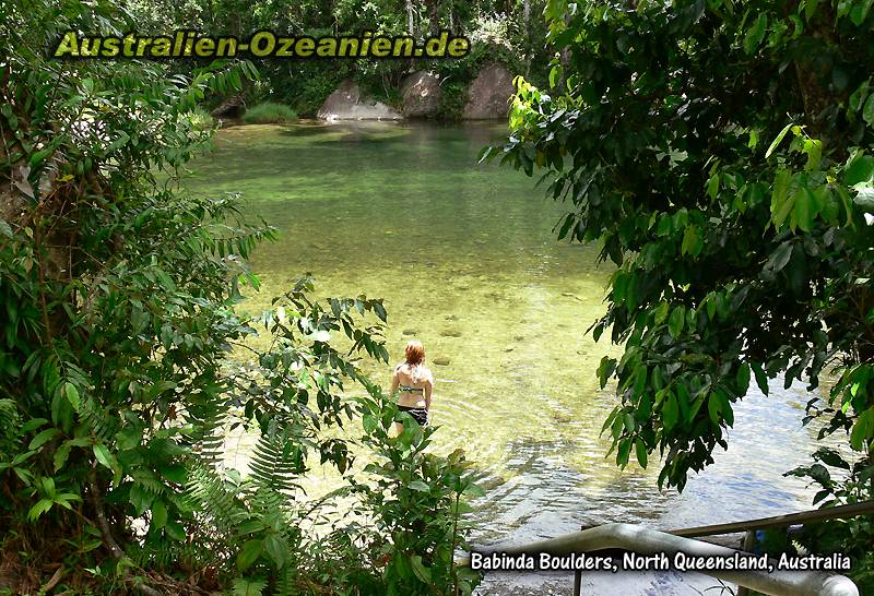 Baden unter tropischem Regenwald