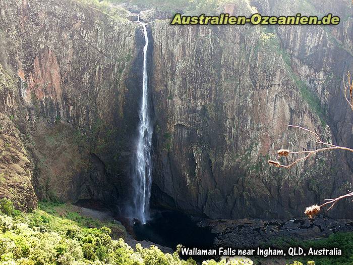 schmaler und sehr hoher Wasserfall, Blick hinab in eine Schlucht