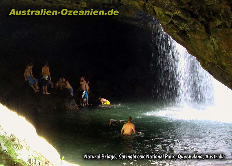 Baden unter dem Wasserfall bei Natural Bridge