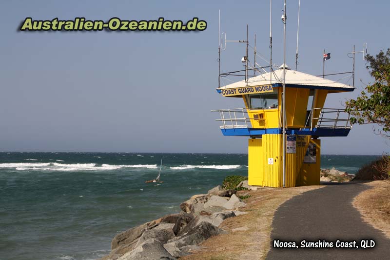 gelbes Häuschen am Meer der Noosa Coast Gard