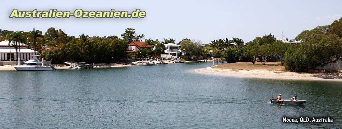 Häuser am Wasser mit Anlegesteg und Boot 