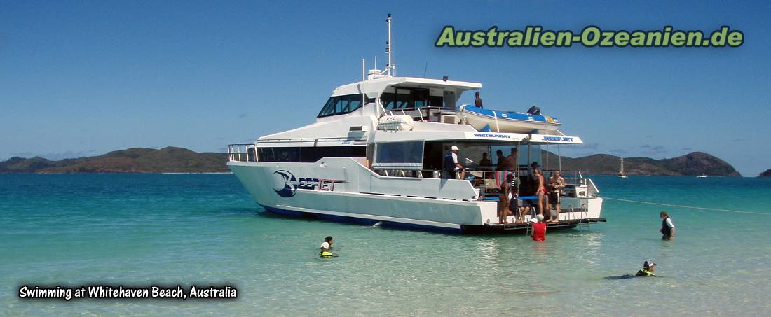 Motorboot mit Touristen vor Anker