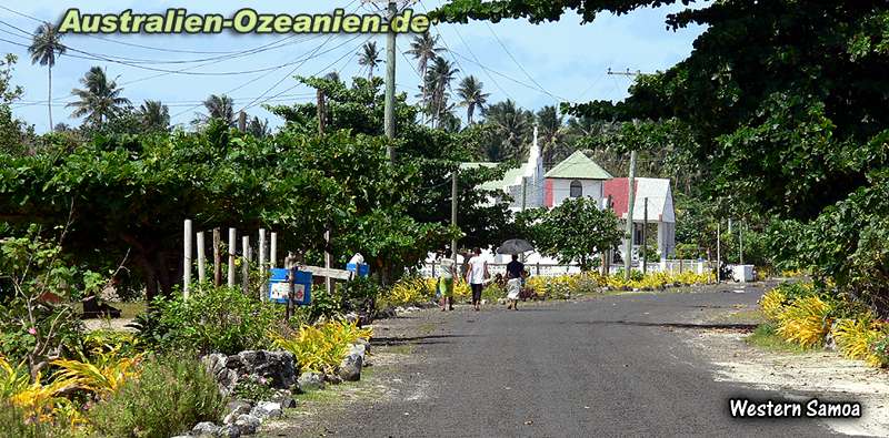 Upolu - Straße mit Fußgängern