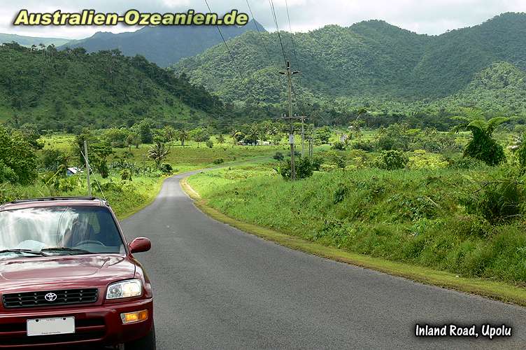 Straße in tropischer Umgebung auf Samoa
