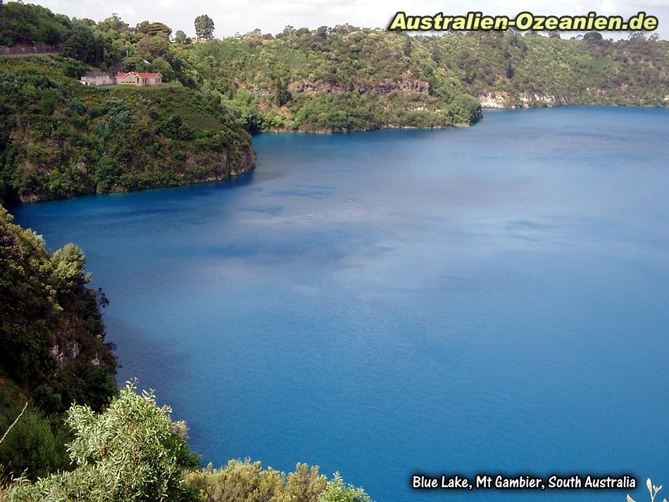 Blick auf den Krater des "Blue Lake"