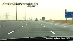 Emirates Highway - siebenspurige Autobahn durch die Wüste