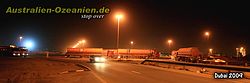 Tanklastzüge an einer Kreuzung bei Nacht
