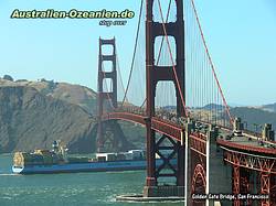 Frachtschiff unter Golden Gate Brücke