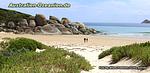 idyllische Bucht mit Sandstrand und großen kugeligen Felsen