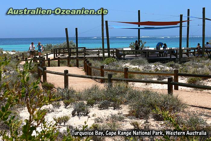 Sonnensegel am Strand, Blick auf die Bucht