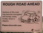 Straßenschild "rough road"