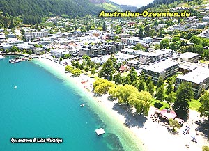 Luftaufnahme von Queenstown - Zentrum, Strand und See