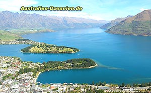 Panoramablick: Queenstown, Berge und See