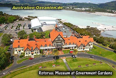 Fachwerkhaus in Rotorua, Lake Rotorua im Hintergrund